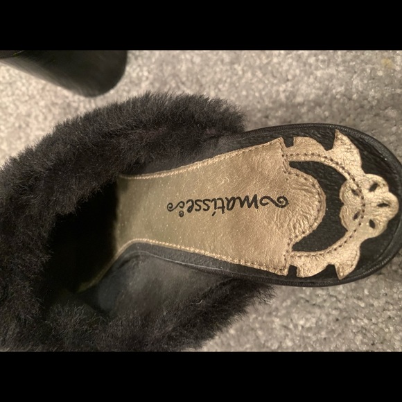 Matisse Black heel with fur accent - Picture 7 of 10